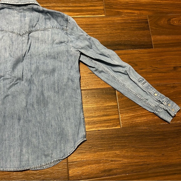 Levi’s Classic Fit Women’s Small Shirt Pearl Snap Button Down Closure - Picture 6 of 11